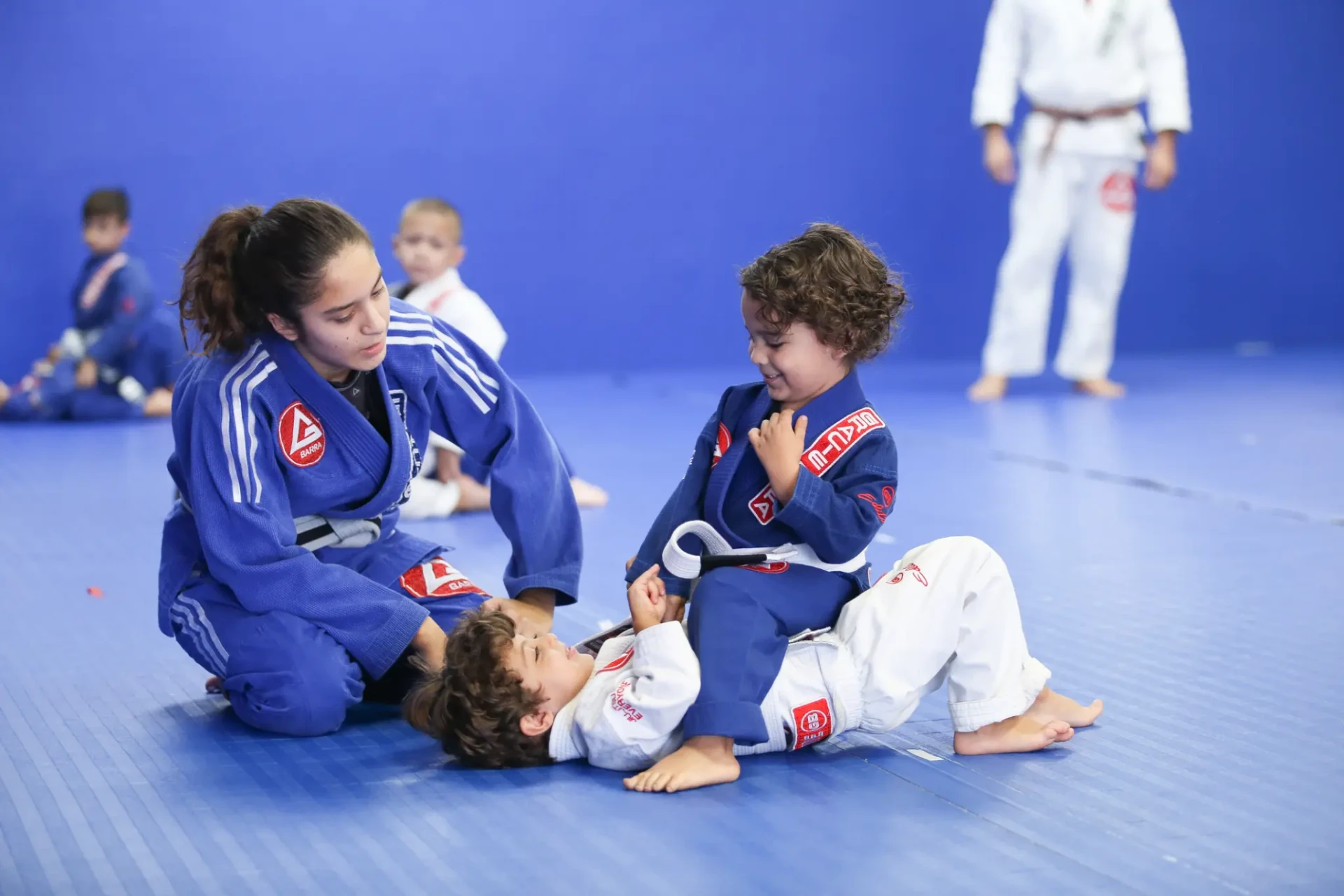 Crianças a treinar Jiu-Jitsu na Gracie Barra Parque das Nações